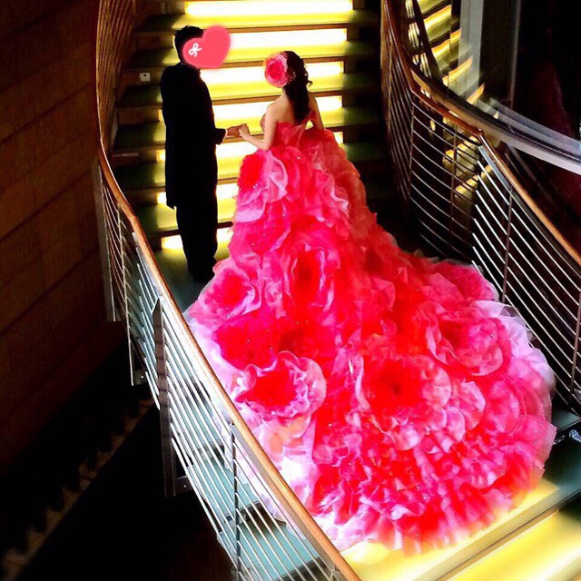 先日アップしたキラキラドレス、会場のライトアップされた階段で の写真はまた違った雰囲気で素敵。 ３m幅のトレーンに３mの長さは圧巻です。 こんな は私も初でしたので、かなり製作に時間がかかりました。 お二人の に彩りを添えられて、本当に良かった The other day and up the rhinestone pink dress, in write-up has been the stairs of the venue # fantasticdress photo of nice in a different atmosphere
