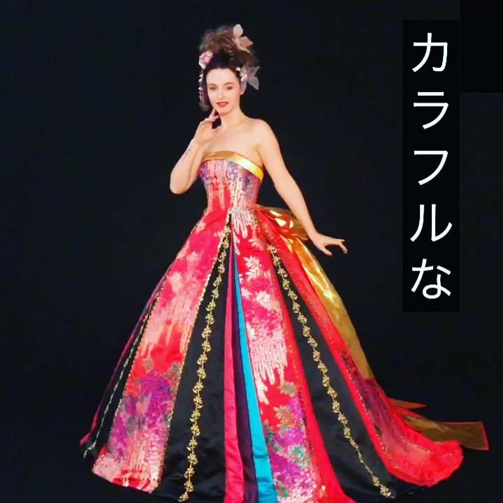 鮮やかな赤のＡラインドレス カラフルな色合いの藤柄を配置し、 十二単の様な飾りをつけ、華やかな印象に #ドレス選び #ウエディング #ブライダル #カラードレス #プレ花嫁さんと繋がりたい #和柄ドレス @keira_jp