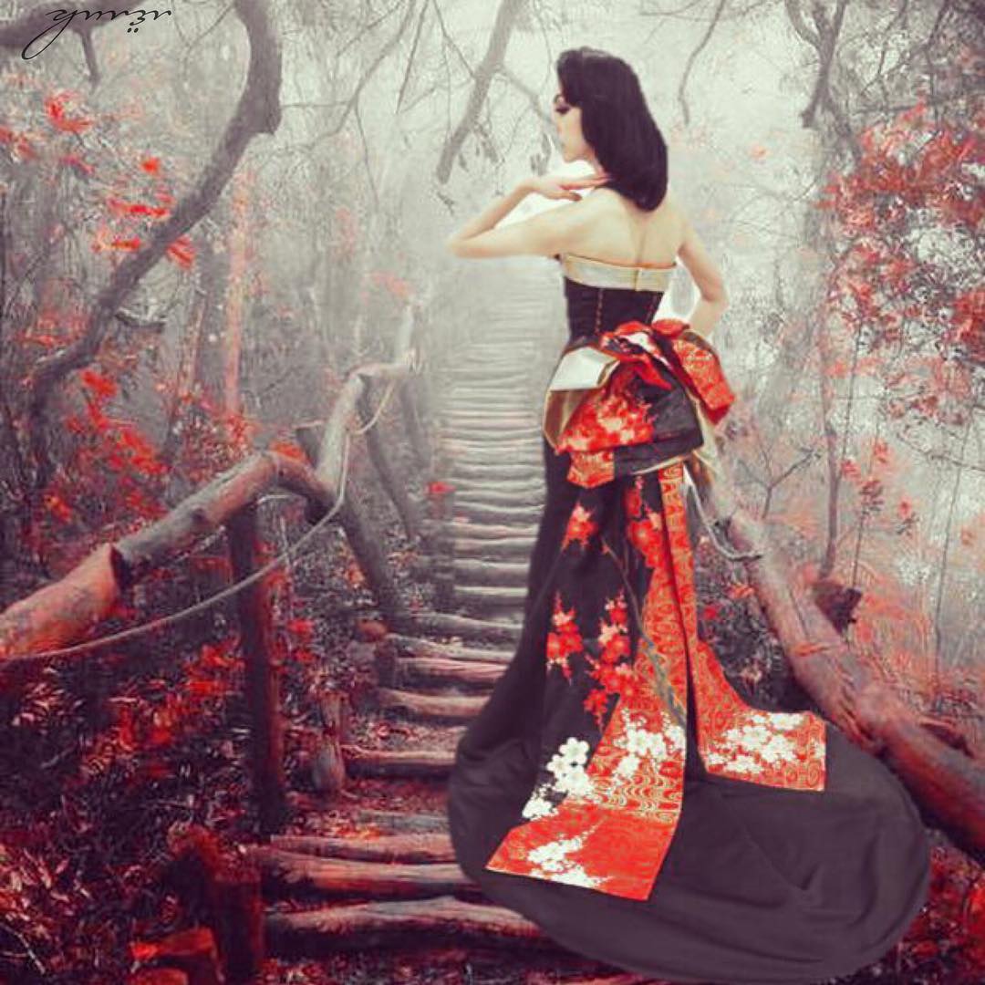 【その姿を見る人の目に焼き付く程の艶やかさ】﻿ ﻿ 黒と赤のコントラストが美しい梅柄の打掛素材をドレスにしました。﻿ ﻿ インパクトは絶大。﻿ ﻿ そして、パターンは着るだけで細くなるように作られた不思議な魔法のドレス。﻿ ﻿ あなたも魔法のドレスを着てみませんか？﻿ @aliansa