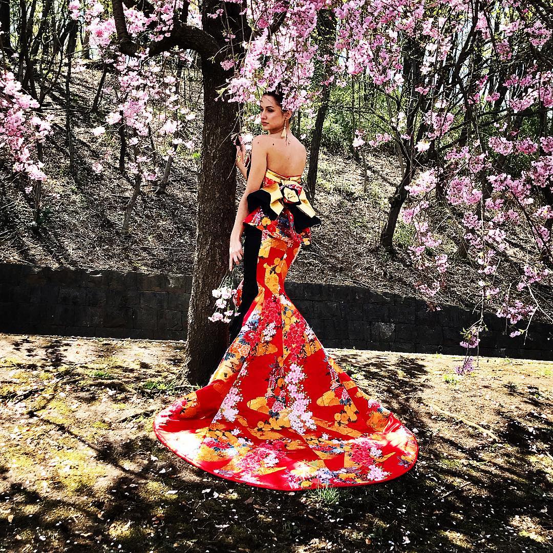 桜の季節﻿ ﻿ 満開の桜の下で ﻿ 日本の美にふさわしい桜の樹の下﻿で華やかなマーメイドドレスの撮影 ﻿ A dress I want Kate Blanchett to wear﻿ ﻿ ドレスの試着だけで﻿ あなたを変身させます﻿ ﻿ ホームページに﻿ たくさんの和ドレスをご紹介しています﻿ @aliansa