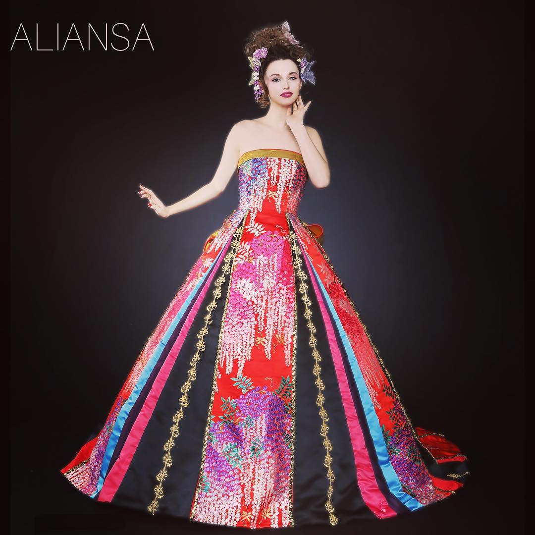 カラフルな和ドレスは鮮やかな色の組み合わせでより個性的に。 @aliansa