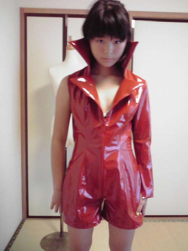 エナメルスーツ　衣装製作　ショートパンツ　赤のエナメルスーツ　アリアンサ