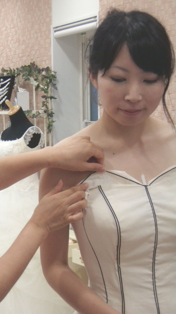 ビスチェドレス　ハートカット　胸元ライン　デザイン　仮縫い　アリアンサ