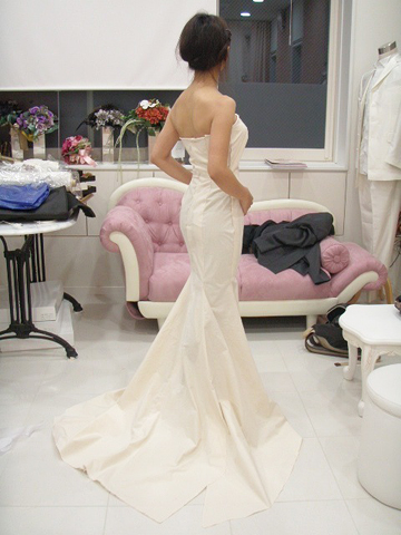 花嫁さんを100倍キレイに魅せるウェディング-ヒップラインの美しいマーメイドドレス（仮縫い）