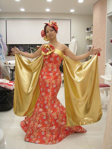 花嫁さんを100倍キレイに魅せるウェディング-華やかな衣装　和ドレス　ゴールドと赤のマーメイド